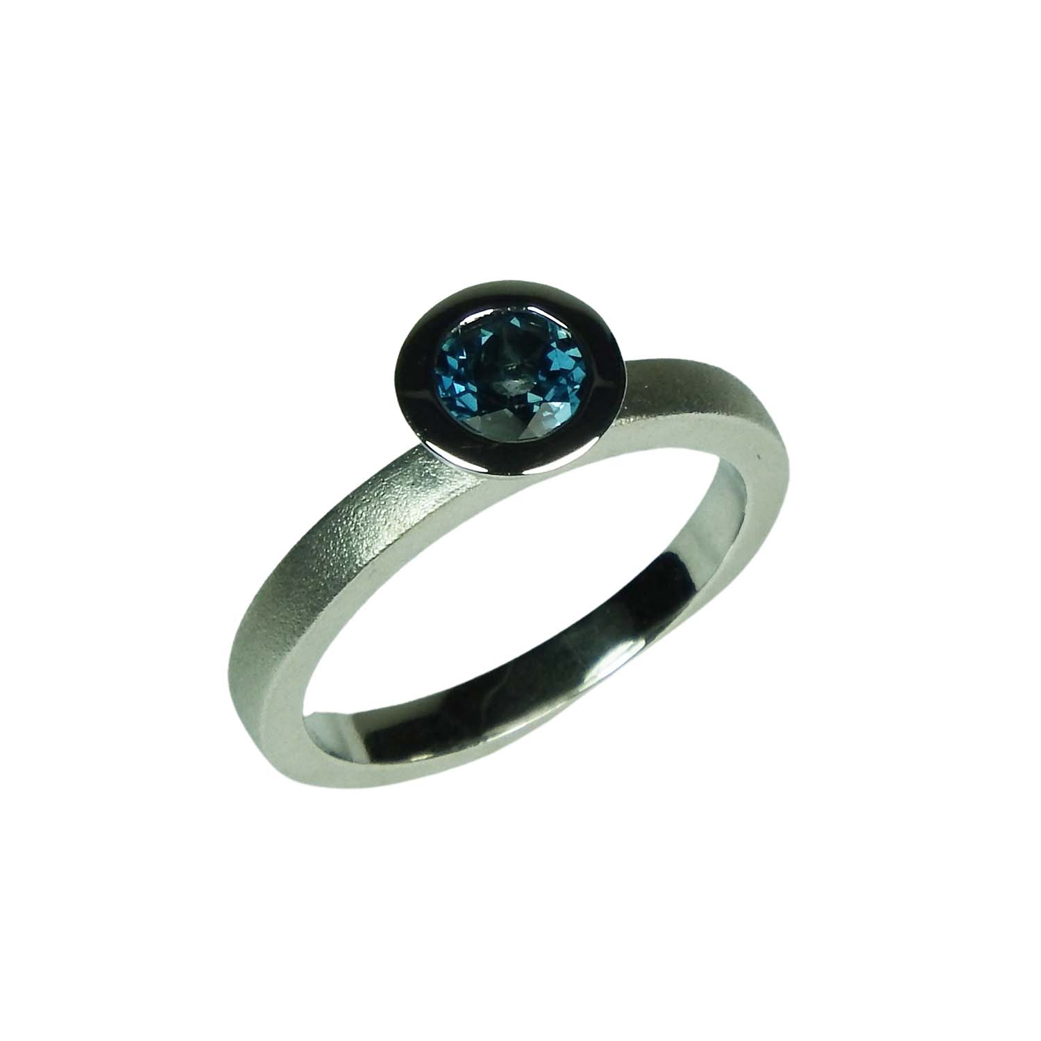 Damenring Sterlingsilber mit Blautopas in der Farbe London Blue