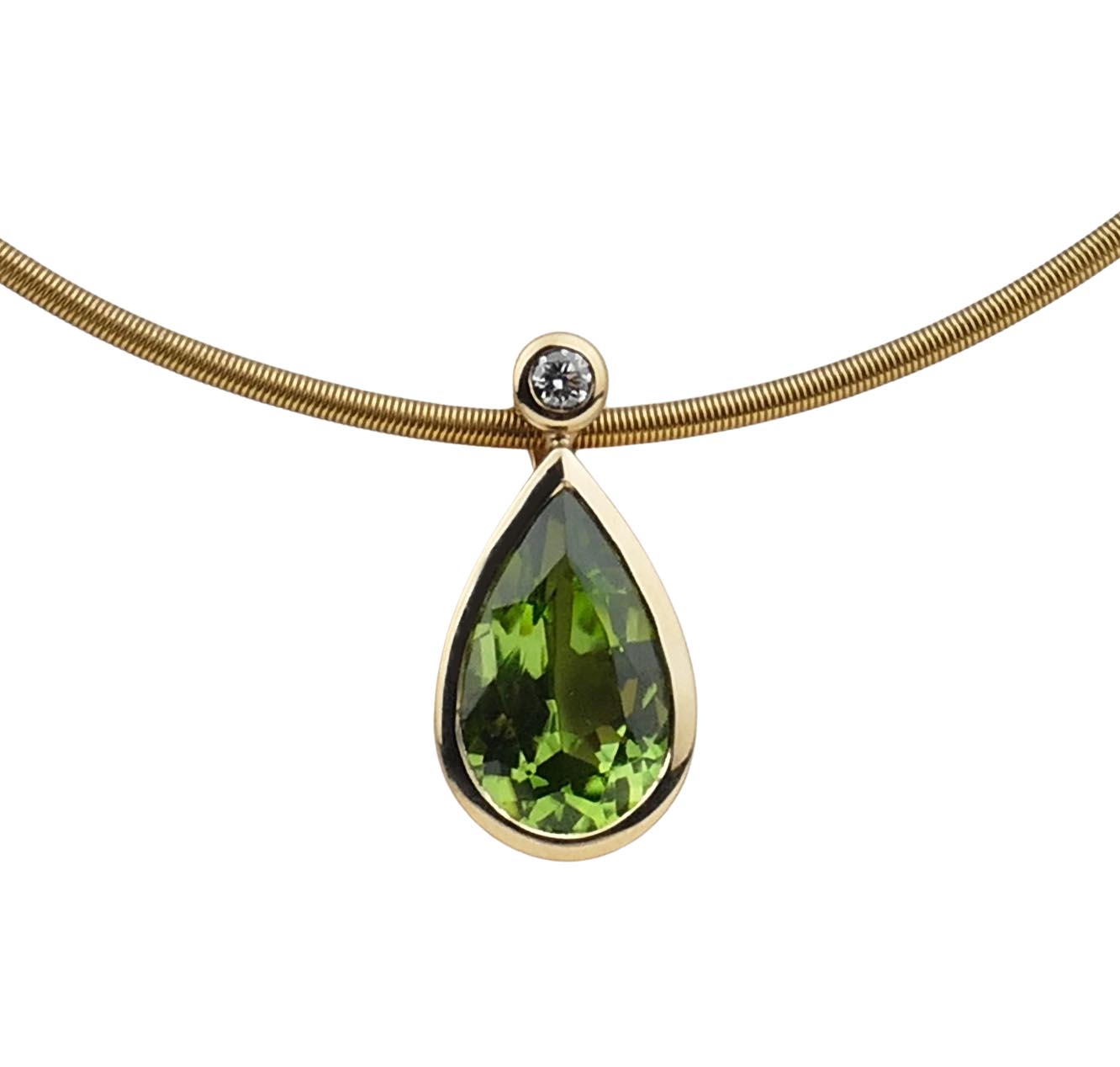 Peridotanhänger mit Brillant Gelbgold 750/000 Goldschmiedearbeit